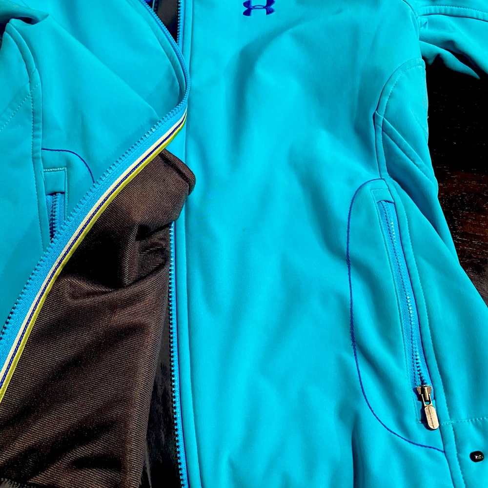 Light weight women’s under Armour jacket, like new
